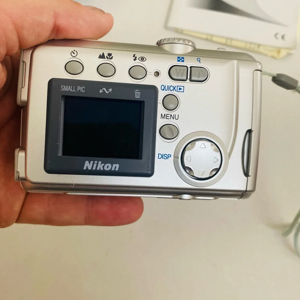 Nikon Coolpix 2000 Silver 2.0MP - 1.5